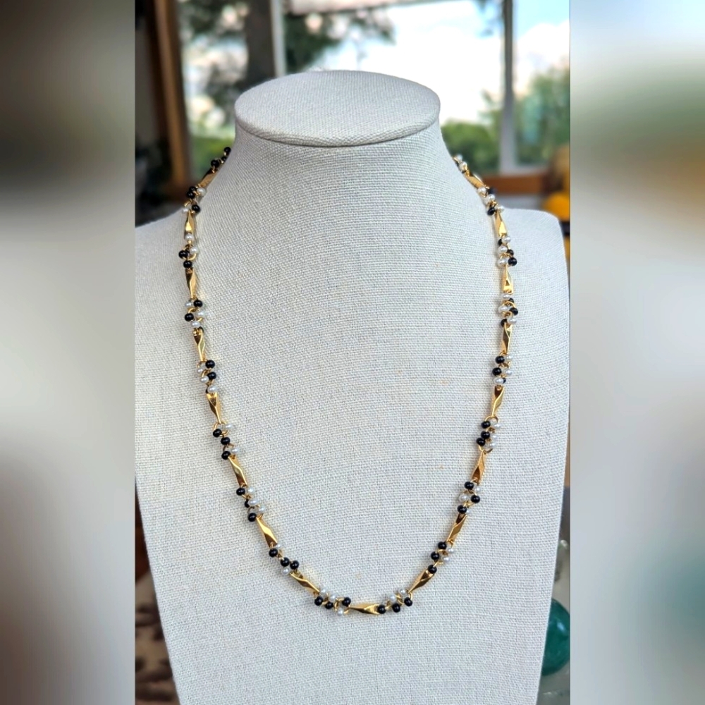 Gold Tone 17” Necklace With Black & White Imitation Pearls Beads